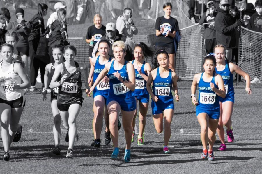 Track captian Yubi Mamiya runs with fellow track captain Kyla Johnson, and others.